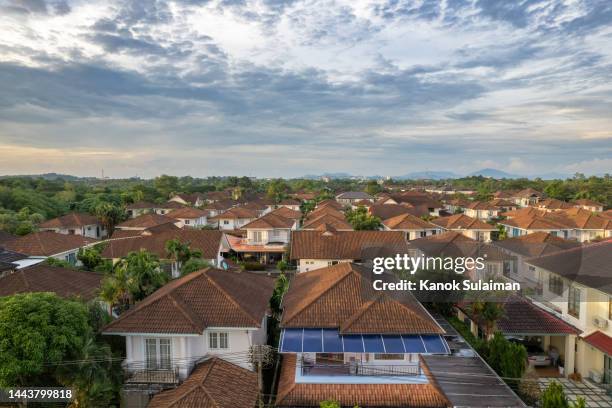 aerial view of residential district - einfamilienhaus mit solarzellen stock-fotos und bilder