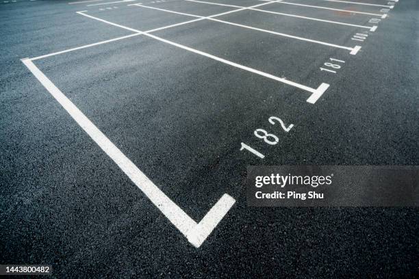 parking space on the ground, line on the ground - free and parking stockfoto's en -beelden