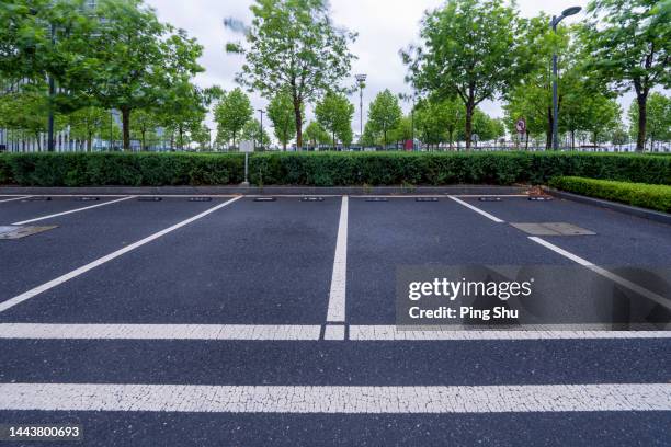 parking spaces and trees in cities - parking space imagens e fotografias de stock