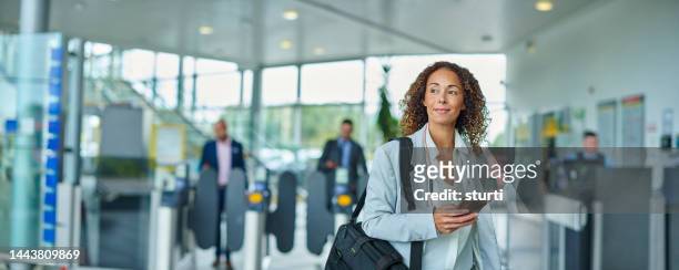 businesswoman arrives at airport - business woman suitcase stockfoto's en -beelden
