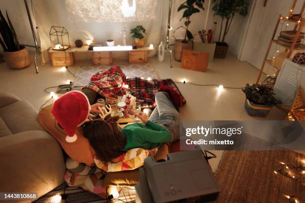 romantic movie night - girlfriends films stockfoto's en -beelden