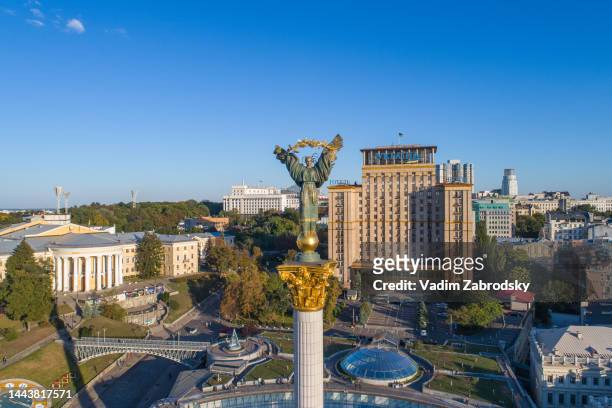 kyiv, independence square, independence monument. - andrei shevchenko of dynamo kiev stockfoto's en -beelden