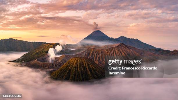 bromo and tengger caldera at sunrise, java, indonesia - volcanic terrain stockfoto's en -beelden