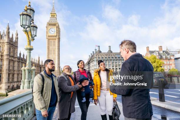 guide und reisegruppe auf der westminster bridge in london - big ben black and white stock-fotos und bilder