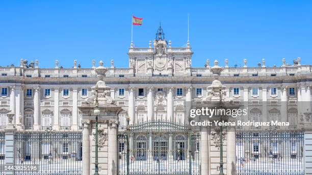 facade old building - koninklijk paleis van madrid stockfoto's en -beelden
