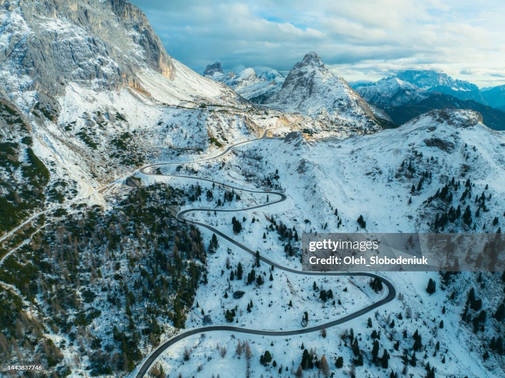 Luftaufnahme der kurvenreichen Straße durch die Dolomiten im Winter