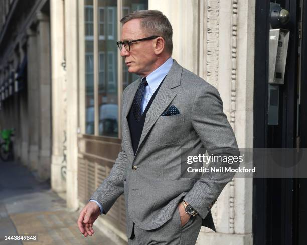 Daniel Craig Using Computer Daniel Craig London Sighting Photos et images de collection - Getty Images
