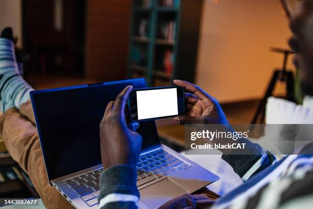 mann hält smartphone mit leerem bildschirm - mobile banking stock-fotos und bilder