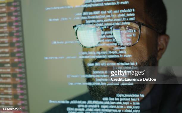 codificación ver a través - computer hacker fotografías e imágenes de stock
