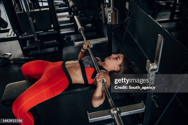 fit-frauen-training - bench press stock-fotos und bilder