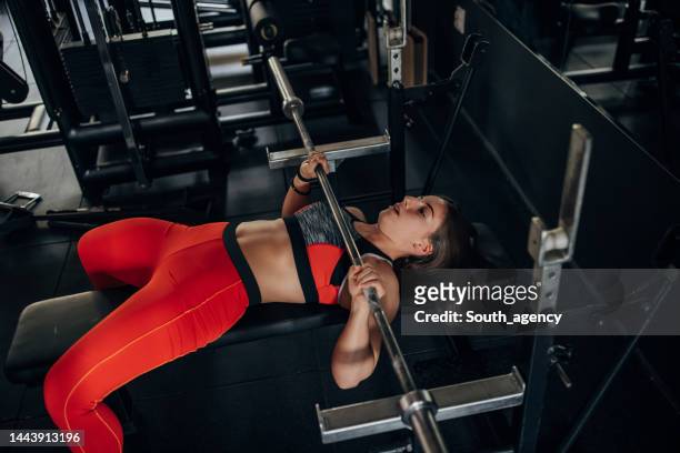 allenamento donna in forma - sollevamento pesi femminile foto e immagini stock