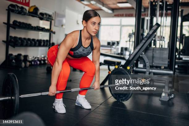deadlift training - women's weightlifting stock pictures, royalty-free photos & images