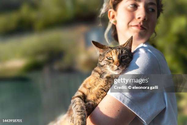 ragazza con gatto in braccio - female hairy arms stock pictures, royalty-free photos & images