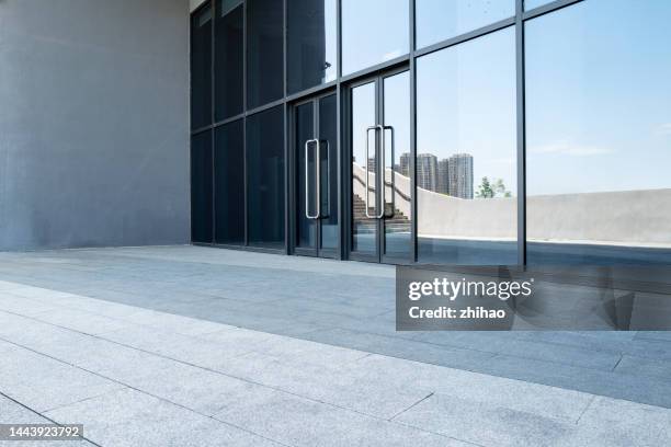 empty space outside glass door of modern building - porta scorrevole foto e immagini stock