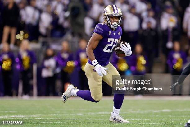 Cameron Davis of the Washington Huskies carries the ball against the Colorado Buffaloes during the first quarter at Husky Stadium on November 19,...