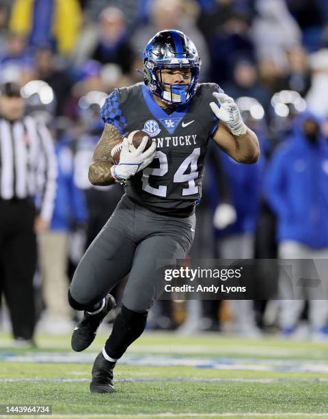 Chris Rodriguez Jr of the Kentucky Wildcats runs with the ball against the Georgia Bulldogs at Kroger Field on November 19, 2022 in Lexington,...