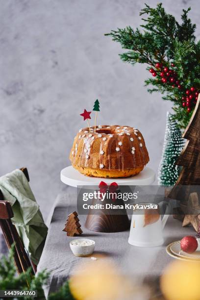 christmas bundt cake - seattle winter stock pictures, royalty-free photos & images