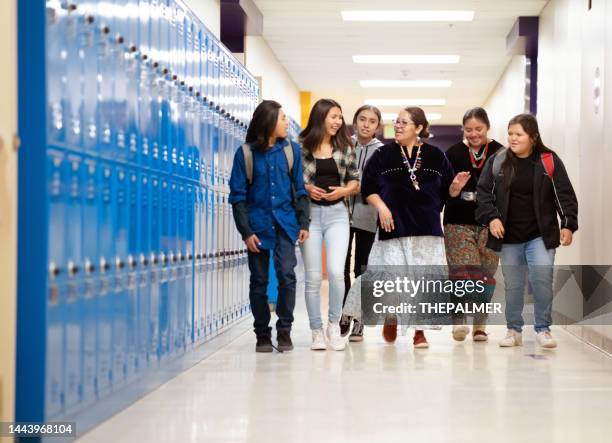 学校を歩きながら生徒のグループの間を歩く教師 - indian school students ストックフォトと画像