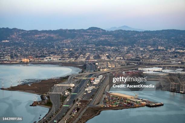 vista aérea del lado de oakland del puente de la bahía - oakland bay bridge fotografías e imágenes de stock