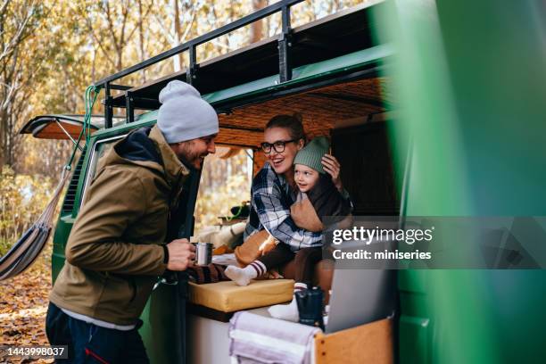 happy family camping in der natur zusammen - lieferwagen stock-fotos und bilder