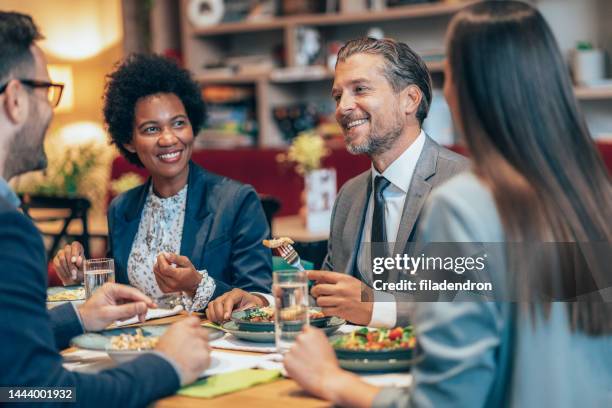 almuerzo de negocios - sentarse a comer fotografías e imágenes de stock