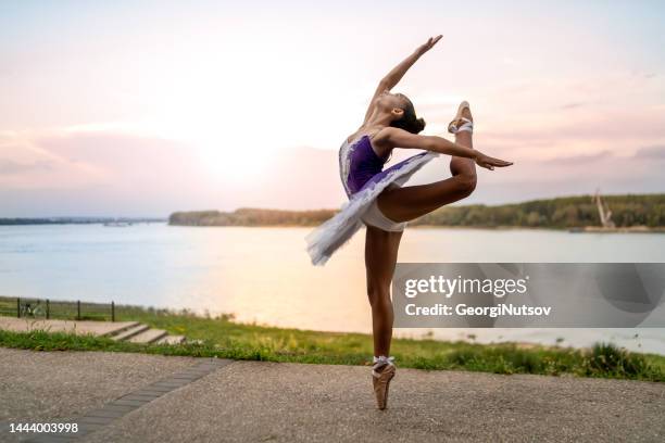 bailarina de ballet posando en el parque de la ciudad. - skinny teen fotografías e imágenes de stock
