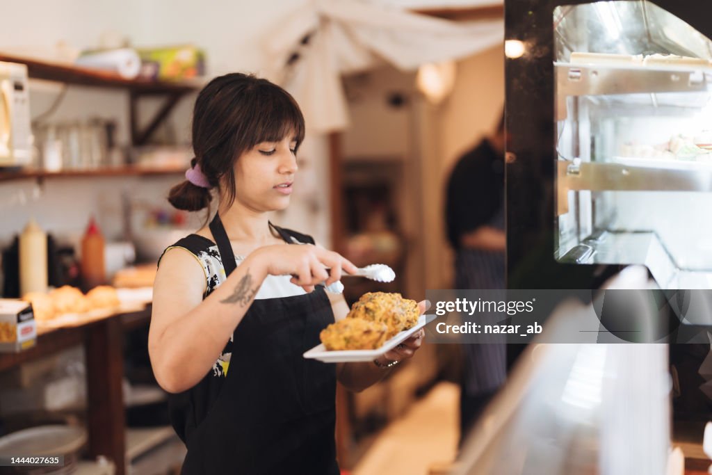 Chef cuisinant dans la cuisine du restaurant.