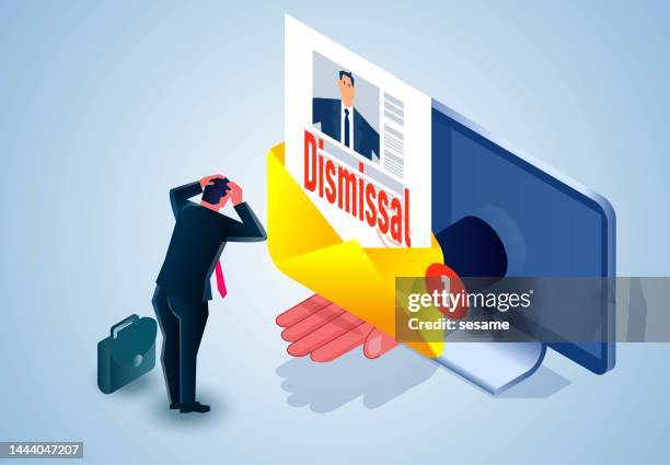 ilustraciones, imágenes clip art, dibujos animados e iconos de stock de empresario isométrico sorprendido y angustiado recibe un correo electrónico de despido, retroceso profesional, desempleo o aviso oficial de despido - business person handing over a letter
