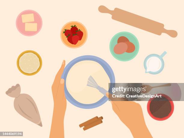 ilustrações, clipart, desenhos animados e ícones de vista superior das mãos segurando o chicote e misturando ingredientes na tigela para assar o bolo. farinha, ovos, rolo e outros equipamentos na mesa - fazer um bolo