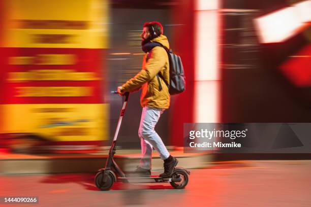 pendeln mit e-scooter - roller stock-fotos und bilder
