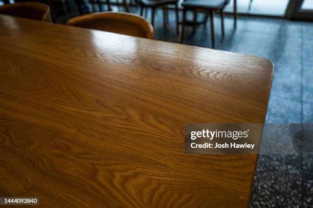 Wooded Table On Blurred Coffee Shop Background, 照片檔