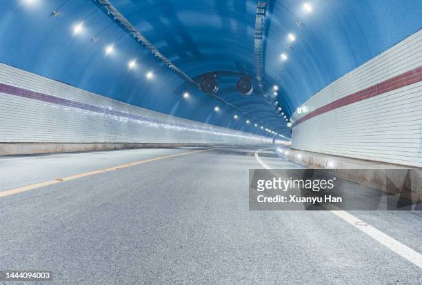 blue empty tunnel - innere ruhe und blau stock-fotos und bilder