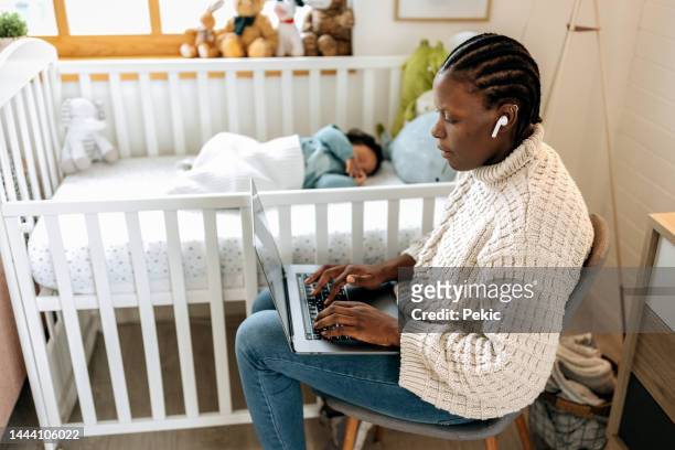 modern motherhood - working mum stock pictures, royalty-free photos & images