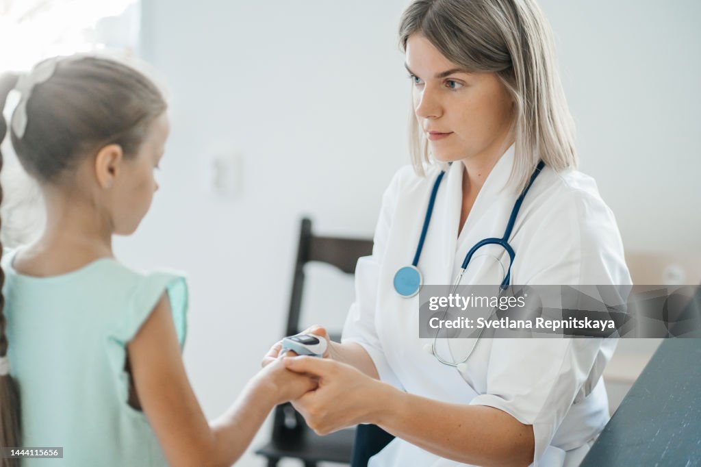Pediatrist measures the oxygen level of the child