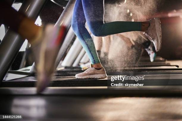 unrecognizable athlete running on treadmill in a gym. - running on treadmill stockfoto's en -beelden