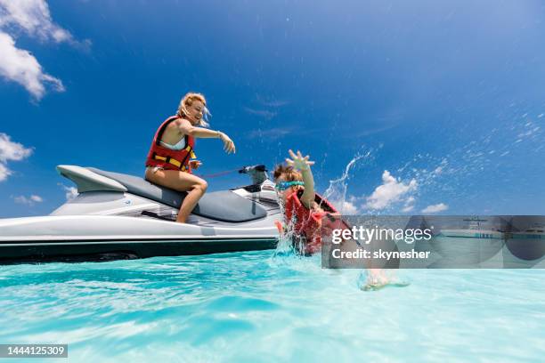 feliz madre soltera e hijo divirtiéndose en jet boat en el mar. - jet boat fotografías e imágenes de stock