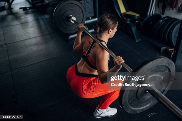 fit woman training with weights - gewichtheffen krachttraining stockfoto's en -beelden