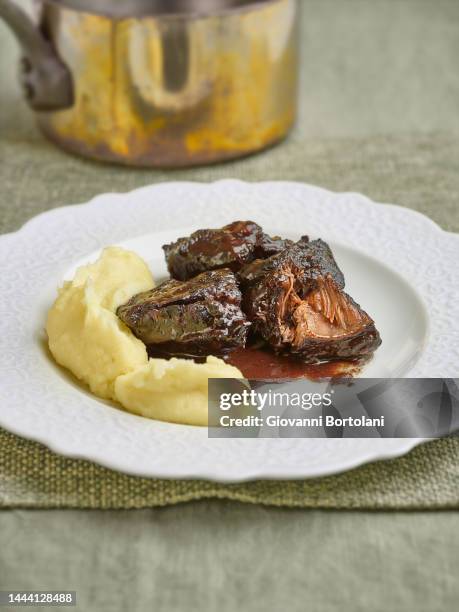 braised beef with mashed potatoes - braised stock pictures, royalty-free photos & images