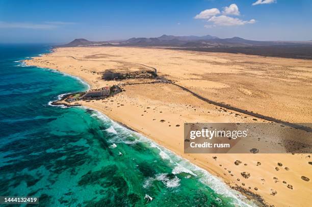 vue aérienne de la plage de medano (playa del medano) dans le parc corralejo, île de fuerteventura, espagne - corralejo photos et images de collection