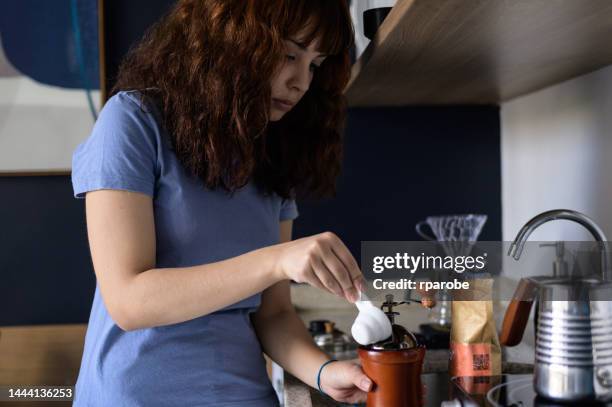 frau schlafende frau bereitet frühstück vor - higiene stock-fotos und bilder