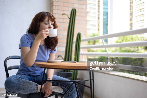 frau trinkt kaffee - higiene stock-fotos und bilder