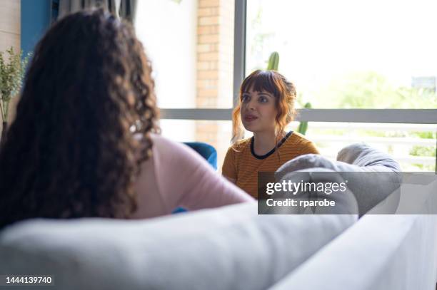 female friends talking and drinking at home - recebendo 個照片及圖片檔