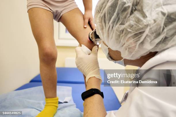 dermatologist doctor examines a little girl in office - eczema child stock-fotos und bilder