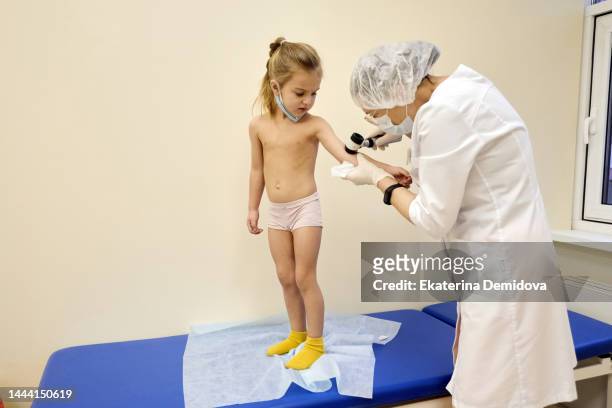 dermatologist doctor examines a little girl in office - eczema child stock-fotos und bilder