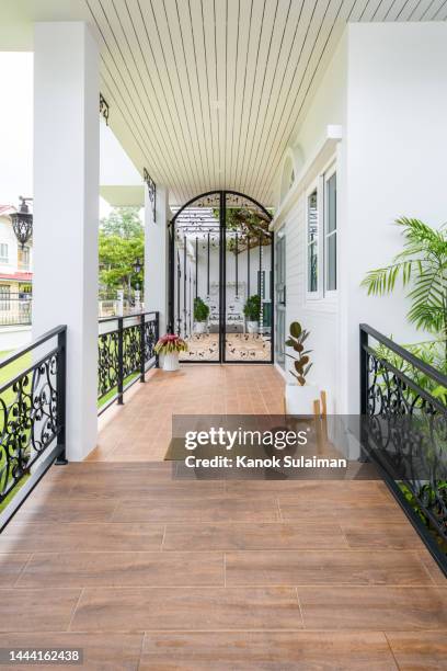 luxury modern house interior and exterior design - varanda da frente imagens e fotografias de stock