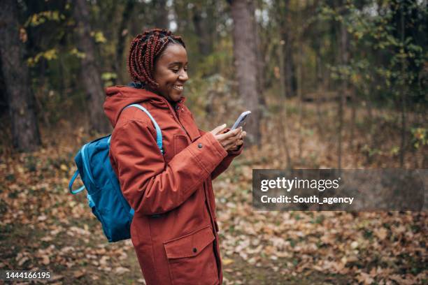 dia de outono na floresta - beautiful south african women - fotografias e filmes do acervo