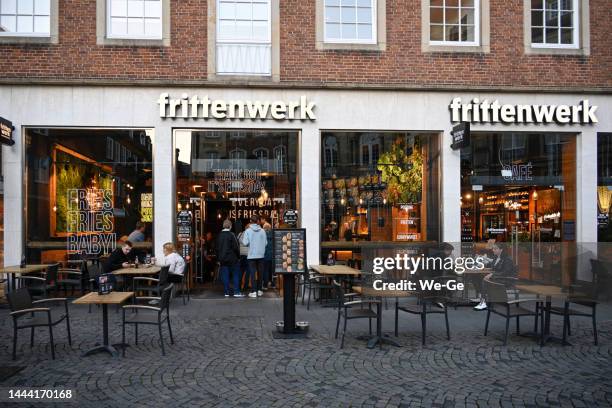 ein restaurant des frittenwerks in der salzstraße in münster - restaurant logo stock-fotos und bilder