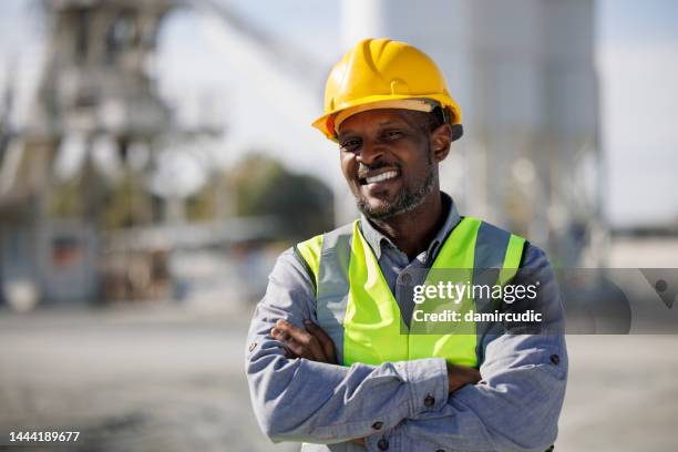 portrait of an engineer - hardhat stock pictures, royalty-free photos & images