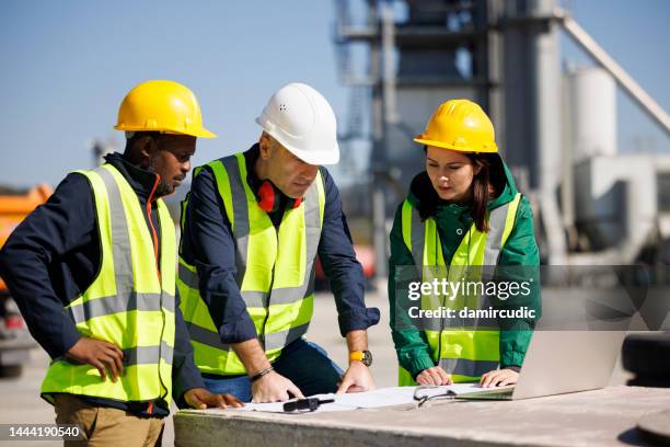 ingenieure diskutieren, in industriellen center - business man overseeing blueprints outdoor stock-fotos und bilder