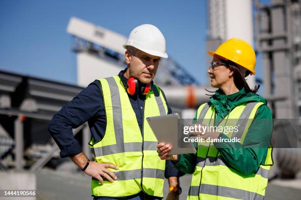 engineers discussing at industrial facility - gas plant stock pictures, royalty-free photos & images